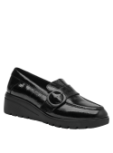 Zapato negro de charol para mujer con hebilla, diseño mocasín clásico-moderno en cuero, ideal para eventos formales.