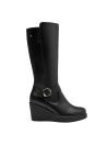 Bota negra de mujer con caña alta y plataforma de cuña, detalle decorativo de hebilla, estilo casual y moderno.