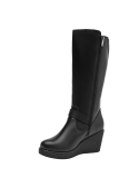 Calzado de mujer en cuero negro, con plataforma y correa ajustable, perfecto para un look urbano en climas fríos.