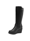 Calzado de mujer en cuero negro, con plataforma y correa ajustable, perfecto para un look urbano en climas fríos.