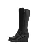 Bota casual de cuero negro con diseño elegante, ideal para invierno, proporcionando altura y comodidad diaria.