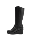 Bota casual de cuero negro con diseño elegante, ideal para invierno, proporcionando altura y comodidad diaria.