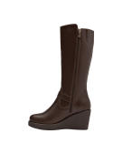 Bota casual marrón para mujer con detalle de correa y hebilla metálica, asegurando ajuste y estilo moderno.