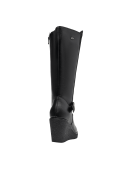 Bota negra de cuero para mujer con caña alta hasta la rodilla, plataforma de cuña y detalle de correa con hebilla metálica.