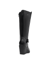 Bota negra de cuero para mujer con caña alta hasta la rodilla, plataforma de cuña y detalle de correa con hebilla metálica.