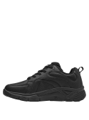 Zapatilla negra urbana para hombre, suela gruesa diseñada para soporte y amortiguación en caminatas largas.