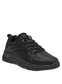 Zapatilla negra urbana para hombre, diseño robusto y funcional, con material sintético resistente y costuras modernas.