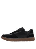 Zapatilla sintética negra para hombre, diseño casual con ajuste personalizado y detalles elegantes en gamuza.