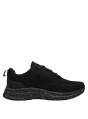 Calzado urbano negro con malla transpirable, suela de tracción y ajuste seguro, ideal para uso deportivo y casual.
