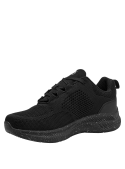 Zapatilla masculina de estilo urbano, con cordones tradicionales y detalles en talón y lengüeta para mayor soporte.