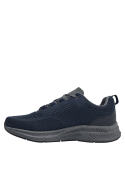 zapatilla azul textil para hombre, ligera y flexible, diseñada para ventilación adecuada y confort durante el uso.