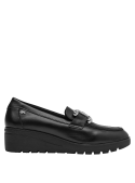 Zapato negro de cuero para mujer estilo casual tipo mocasín con parte superior lisa y detalle metálico en lengüeta.