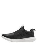 Zapatilla negra urbana de cuero, collarín acolchado para comodidad en el tobillo y tirador en el talón.