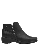 Botín negro de cuero con diseño funcional y suela antideslizante, ideal para actividades urbanas cotidianas.