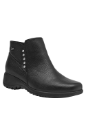 Botín negro de cuero para mujer, diseño moderno con caña corta y apliques laterales, ideal para uso urbano.