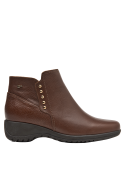 Botín casual de cuero café para mujer, perfecto para ocasiones urbanas, combinando practicidad y estilo moderno.