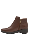 Botín de cuero café para mujer, estilo casual con tacón bajo y ancho, proporcionando confort y soporte diario.
