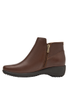 Botín de cuero café para mujer, estilo casual con tacón bajo y ancho, proporcionando confort y soporte diario.