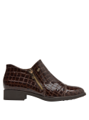 Charol café en zapato femenino de cuero, diseño moderno reptil, ideal para combinar con jeans o falda midi.