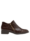Charol café en zapato femenino de cuero, diseño moderno reptil, ideal para combinar con jeans o falda midi.