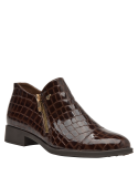 Zapato de cuero café con textura reptil, charol femenino, cremallera lateral, versatilidad para atuendos urbanos.