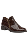 Zapato de cuero café con textura reptil, charol femenino, cremallera lateral, versatilidad para atuendos urbanos.