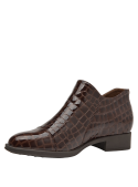 Elegante zapato de charol café para mujer, cuero con diseño reptil, perfecto para eventos sociales casuales.