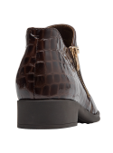 Zapato de charol café de mujer con acabado en cuero que simula piel de reptil, ideal para un look urbano sofisticado.
