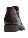 Zapato de charol café de mujer con acabado en cuero que simula piel de reptil, ideal para un look urbano sofisticado.