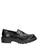 Zapato de charol negro para mujer, patrón cocodrilo en cuero, tira transversal y suela track para un toque moderno.