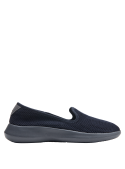 Slip-on azul para mujer, cómodo y fácil de usar, con suela de goma y malla que mantiene los pies frescos.