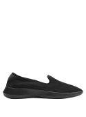 zapatilla negra de mujer, estilo moderno y funcional, fácil de usar sin cordones, adecuada para un look diario casual.