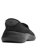 zapatilla negra slip-on de mujer, estilo casual, combinable con atuendos como jeans y ropa deportiva, diseño minimalista.