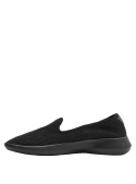 Zapatilla urbana negra de mujer, ideal para el día a día, con malla transpirable para pies frescos.