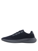 Zapatilla azul urbana de hombre, combina funcionalidad y transpirabilidad con su diseño textil contemporáneo.