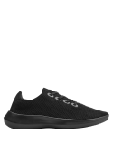 Zapatilla moderna negra para hombre, con exterior textil y suela resistente, perfecta para climas cálidos y uso diario.