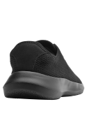 Zapatilla urbana de hombre en color negro, con suela de goma para tracción y durabilidad en largas caminatas.