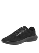 Zapatilla negra de hombre, estilo casual urbano, con tejido de malla textil para transpirabilidad y comodidad diaria.
