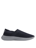zapato slip-on azul de hombre, estilo casual y relajado, con diseño limpio que se adapta a diversas situaciones informales.