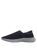 zapatilla urbana azul de hombre, confeccionada en material textil transpirable, perfecta para mantener el pie fresco.