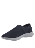 calzado slip-on azul para hombre, combina un diseño urbano con una suela liviana y flexible para mayor confort diario.