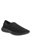 Zapatilla textil negra urbana para hombre, diseño minimalista y práctico, fácil de usar y combinar con atuendos casuales.