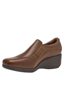 Zapato de charol café, resaltando el forro de PU y la comodidad del diseño.