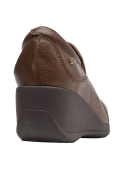 Detalle del zapato café de cuero, mostrando su elegante acabado charol.