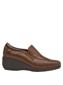 Zapato de charol café para mujer, diseño atemporal con taco plano y punta cuadrada.