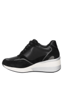 Zapatilla urbana negra con lengüeta acolchada y forro interior suave, brindando confort y soporte óptimo.