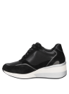 Zapatilla urbana negra con lengüeta acolchada y forro interior suave, brindando confort y soporte óptimo.