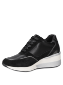 Zapatilla negra de cuero con cordones anchos y adorno metálico lateral, aportando un toque sofisticado al diseño.