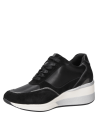 Zapatilla negra de cuero con cordones anchos y adorno metálico lateral, aportando un toque sofisticado al diseño.