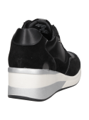 Zapatilla casual negra con mezcla de materiales lisos y gamuza, puntera reforzada y detalles de costuras en el talón.